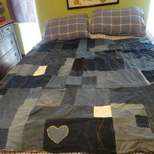 Denim quilt and 2 flannel pillowcases, Crazy pattern, measures 60" x 64"
